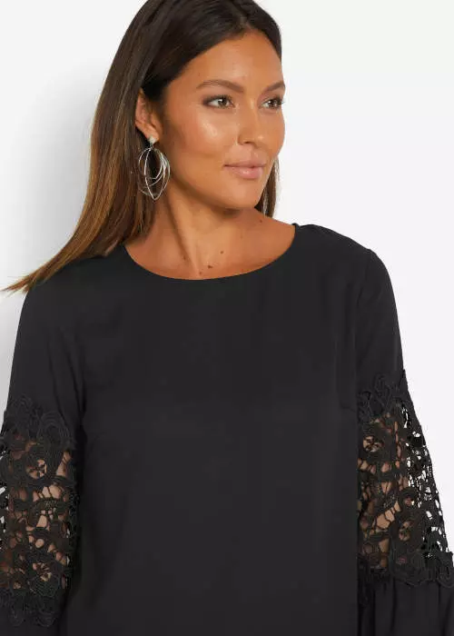 Čierne dámske tričko s ozdobnou čipkou na rukávoch